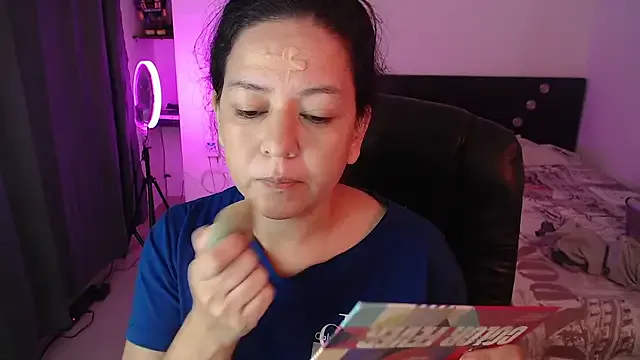 Abbyjoness21 on StripChat 