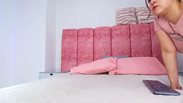 emmacurvy on StripChat 