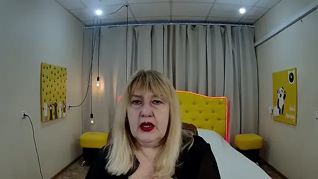 EmmaEllison on StripChat 