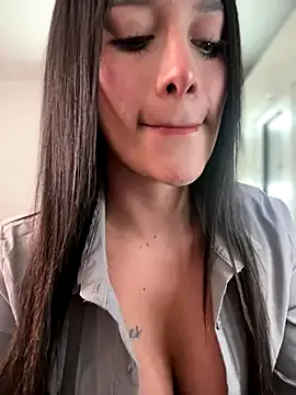 Emmily_19 on StripChat 