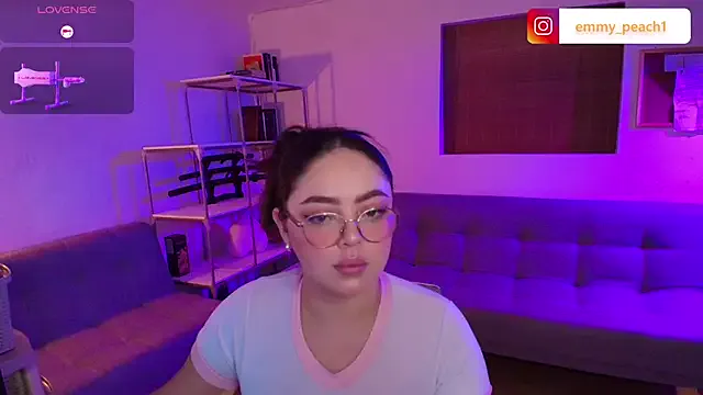 Emmy_peach1 on StripChat