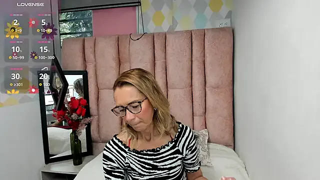 Issa_Milf__ on StripChat