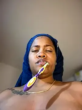 riri_brunnete on StripChat 