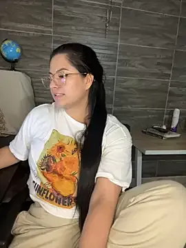 Saanvi21 on StripChat 