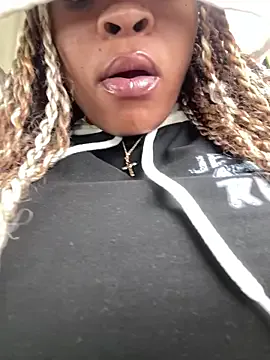 YellowHoneyDip on StripChat 